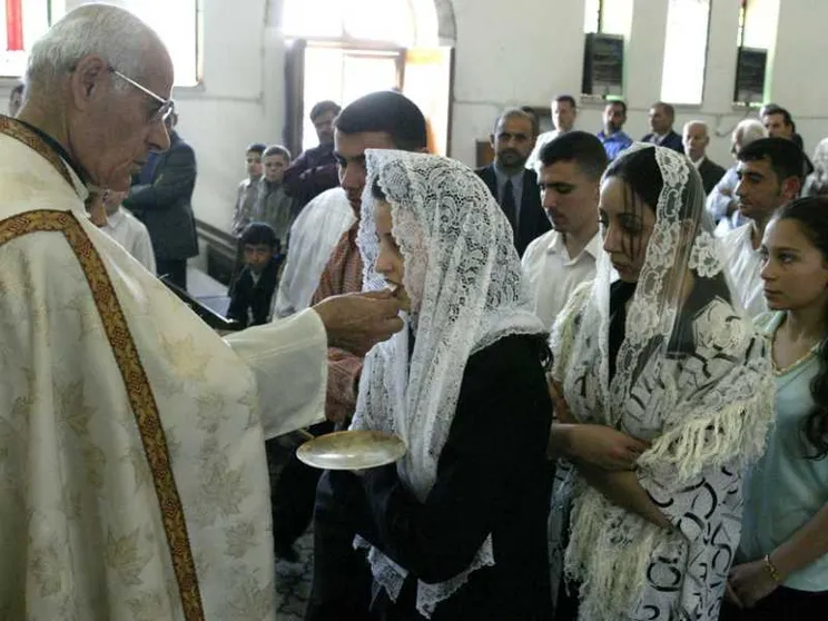 Più sacerdoti e diaconi permanenti. Ma vocazioni in calo