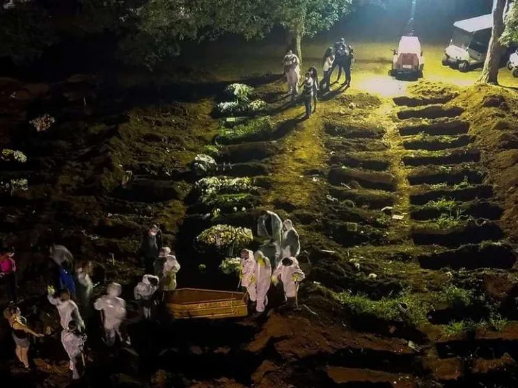 Un anno dopo, il Brasile è tornato dentro l'inferno. Superati i 300mila morti
