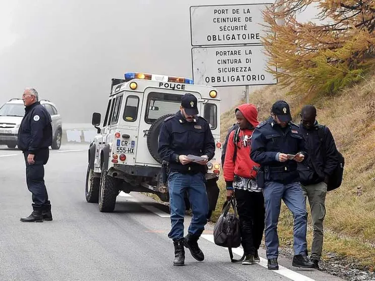 Migranti respinti al Monginevro, dimessa la bambina
