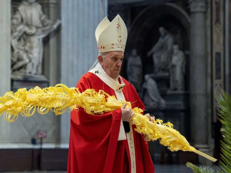 Il Papa: stupirsi di fronte a Gesù che trionfa sulla croce