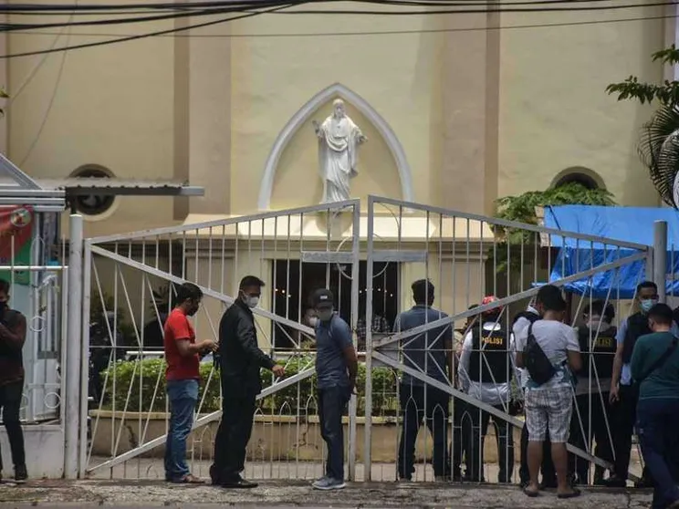 Domenica Palme, kamikaze jihadisti fuori dalla cattedrale. Decine di feriti