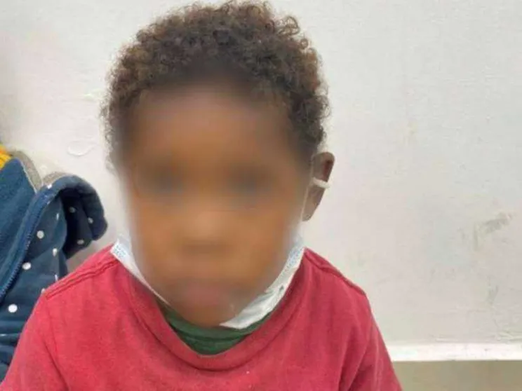 Bambino di 4 anni vaga da solo al confine messicano