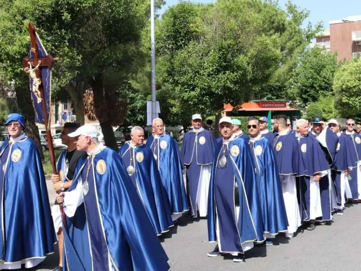 Niente processioni a Pasqua. Ma la pietà popolare è «social»