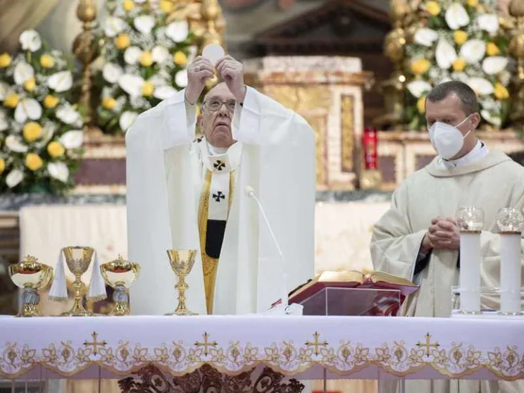 Il Papa: non viviamo una fede a metà