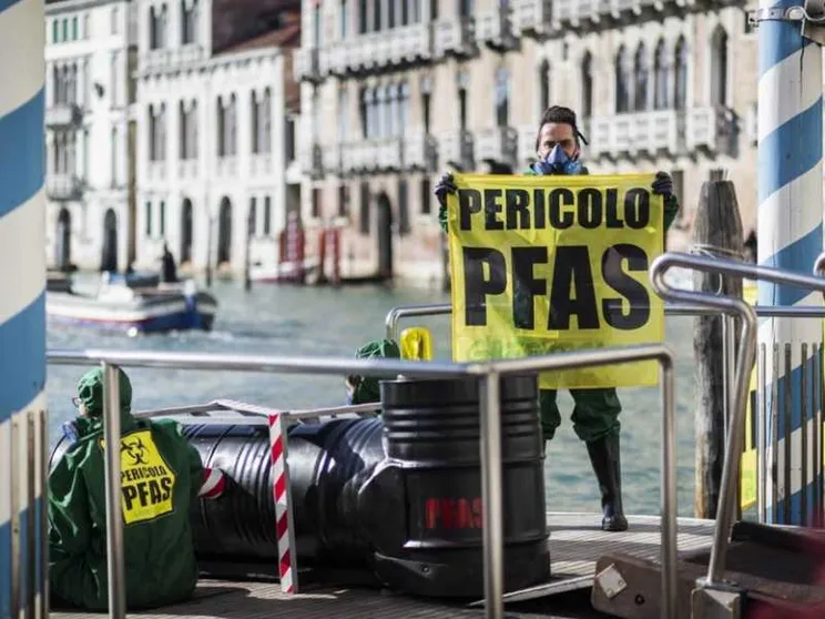 Caso Pfas, veleni non solo nell'acqua. Altre 10 sostanze sotto osservazione