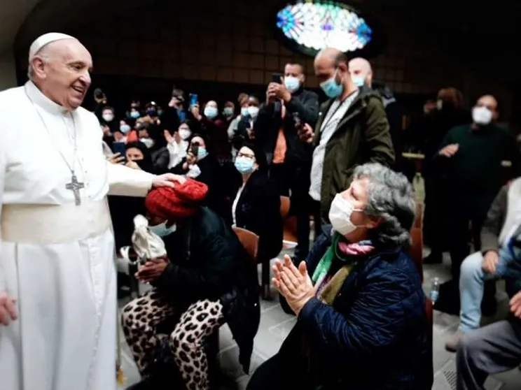 San Giorgio: il Papa festeggia l'onomastico con i poveri (che si vaccinano)