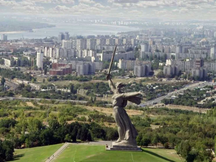 Vittime o eroi, memoria o ideologia: quando il monumento ci incatena alla storia
