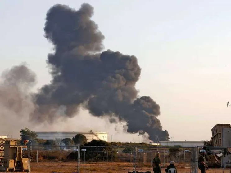 Razzi anche su Tel Aviv, raid contro Gaza. Ormai è guerra