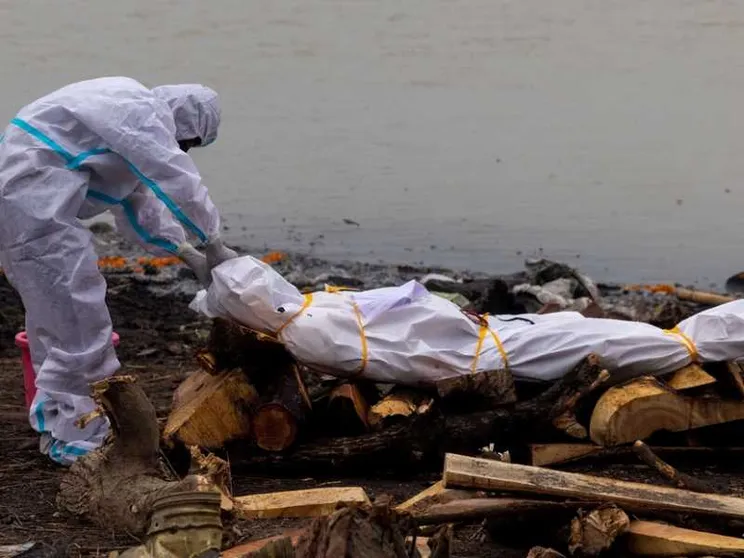 L’orrore dell’India: duemila cadaveri abbandonati lungo il Gange
