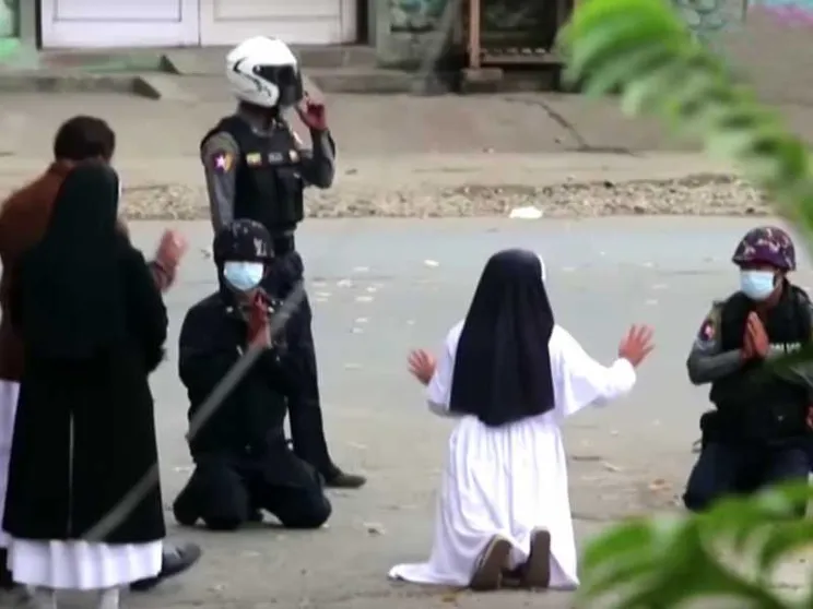 M'inginocchio al mondo per la mia gente di Myanmar