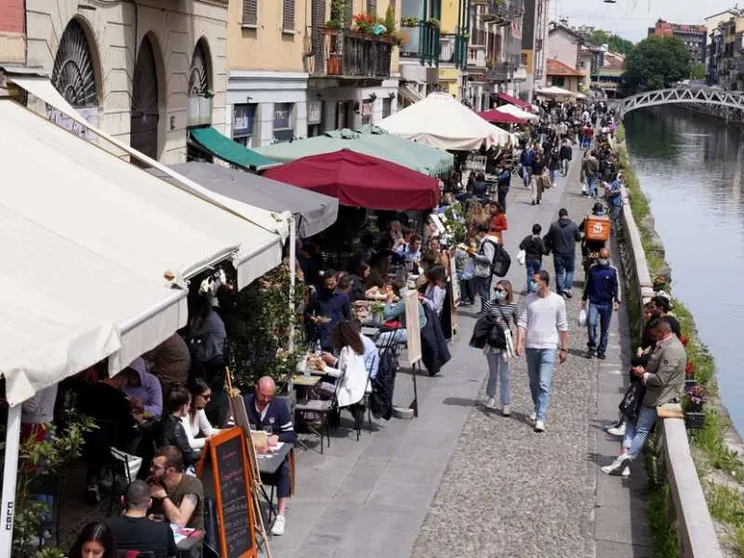 Coprifuoco alle 23, dal 24 le palestre, dal 1° tavoli al chiuso