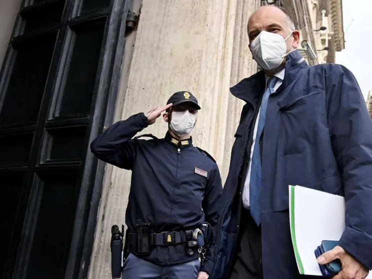 Letta riscopre la tassa di successione «per aiutare i giovani». Stop di Draghi