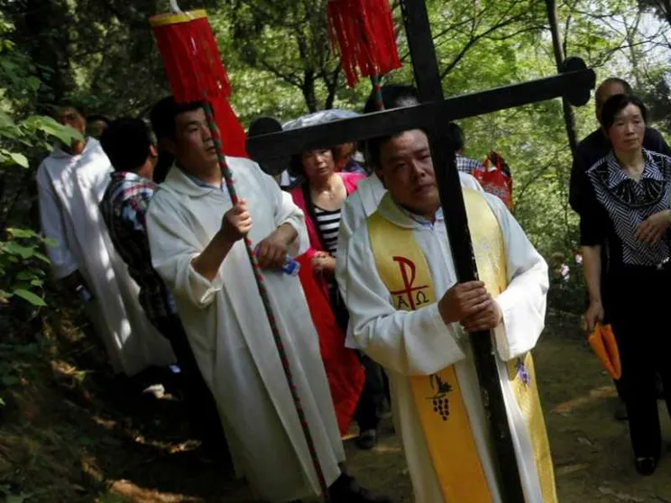 La polizia irrompe nel seminario diocesano. Fermati vescovo e 7 sacerdoti