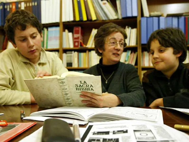 Donna, colta, tra i 40 e i 60 anni: ecco l'identikit del catechista