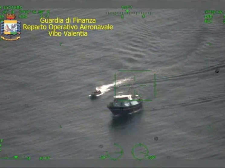 Scoperta e bloccata la nave madre che ha trainato la "barca dei minori"
