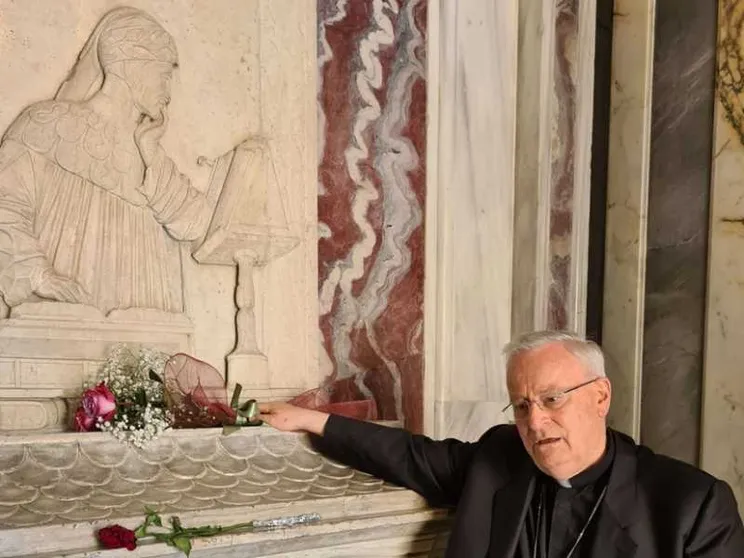 Il cardinale Bassetti prega sulla tomba di Dante Alighieri