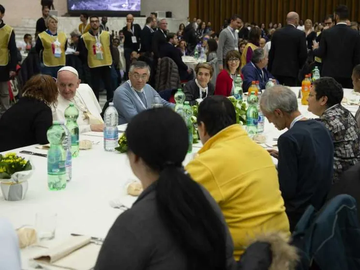Il Papa: ignorare i poveri mette in crisi il concetto di democrazia