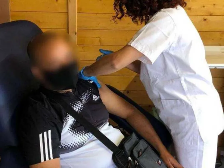 Istituzioni e volontari insieme per vaccinare gli invisibili