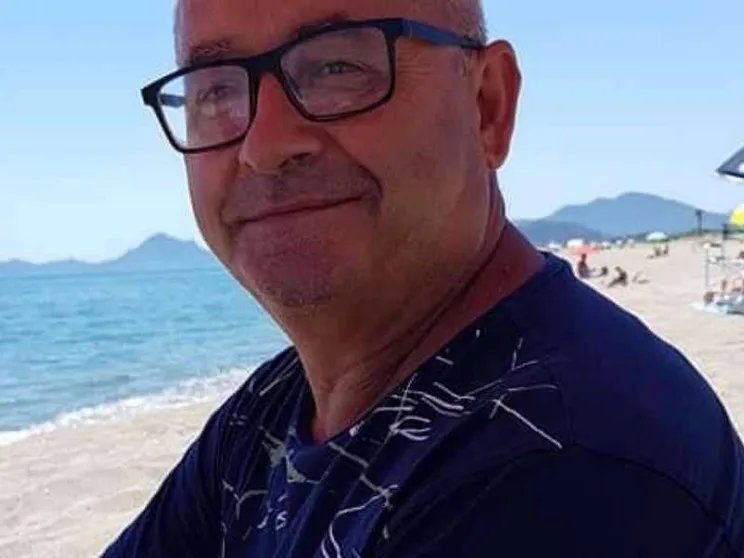 Ha salvato sua figlia e altre due ragazzine. Muore sulla spiaggia