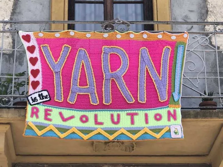 Il fenomeno Yarn Bombing, la città lavorata all'uncinetto