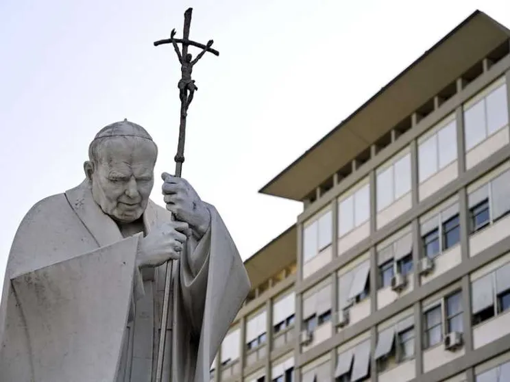 Il Papa migliora, si alimenta e ringrazia per preghiere e affetto