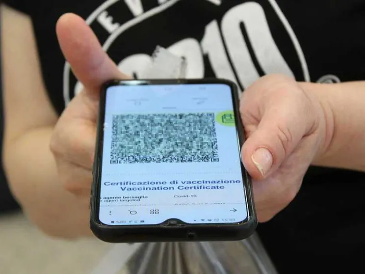 Il governo studia il nuovo green pass. «Ma seguiremo un modello italiano»