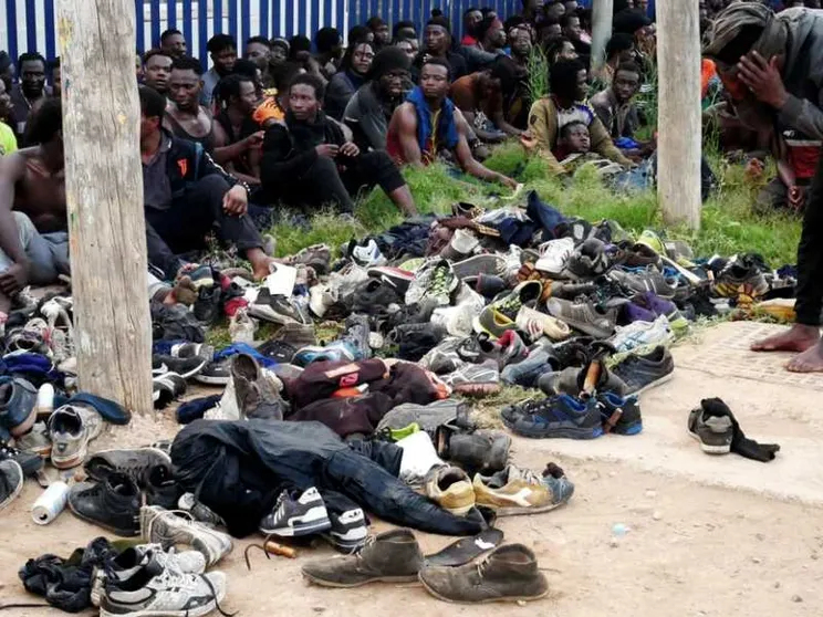 Oltre 200 persone migranti saltano la barriera a Melilla ed entrano in Spagna