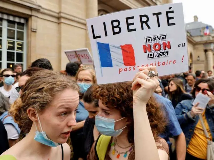 In migliaia scendono in piazza in Francia per protestare contro il Green Pass