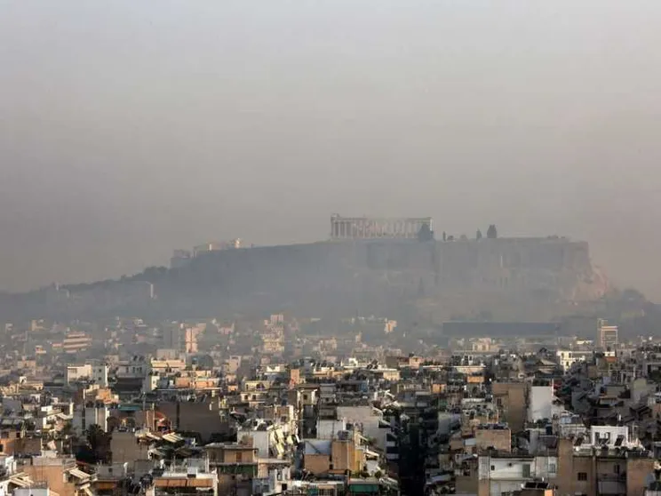 Incendio a nord di Atene: migliaia di sfollati, case distrutte. «State a casa»