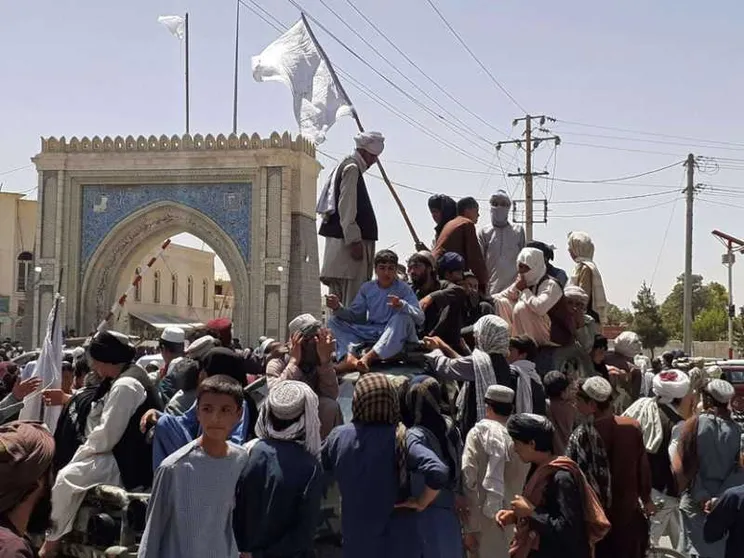Fuga da Kabul, le ambasciate si svuotano e i taleban offrono l'amnistia