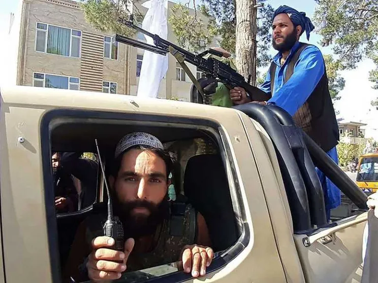 I taleban si preparano a entrare a Kabul. Iniziata la fuga