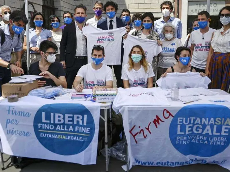 «Referendum eutanasia, già raccolte le 500mila firme»