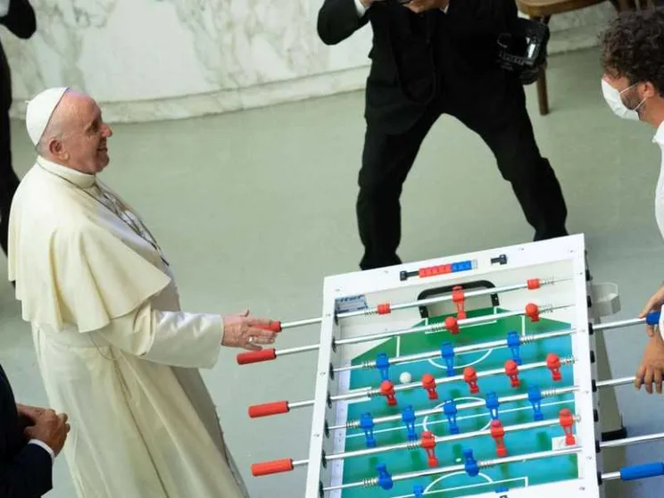 Il Papa gioca a biliardino con fedele al termine udienza generale