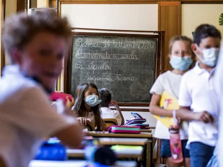 «Vaccini, basta allarmismi sui bambini. Green pass? L’ipotesi di prolungarlo»