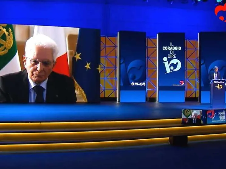 Mattarella dall'io al tu: "Vaccinarsi è un dovere"