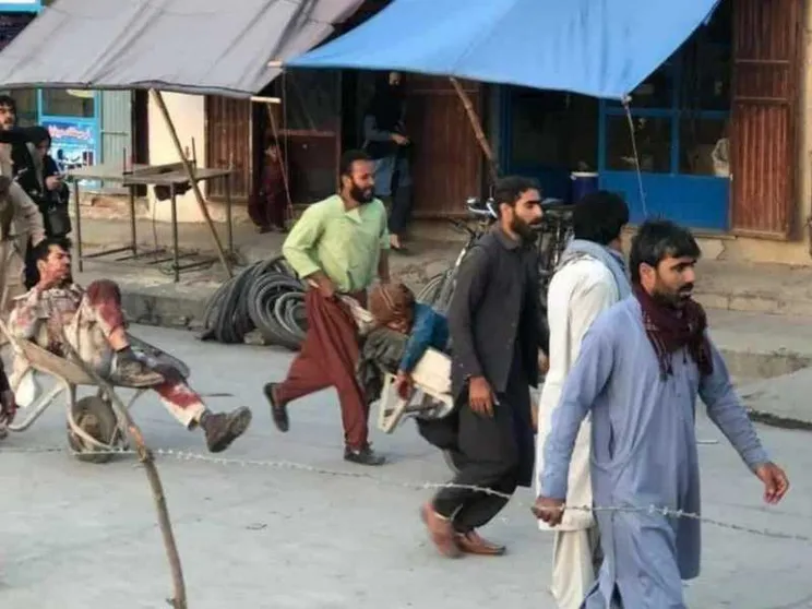 Kamikaze all'aeroporto di Kabul, 200 morti. Il Daesh rivendica