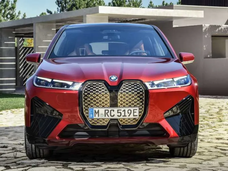 Com'è e quanto costa la nuova BMW iX