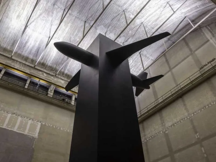 Maurizio Cattelan e il totem oscuro delle Torri Gemelle