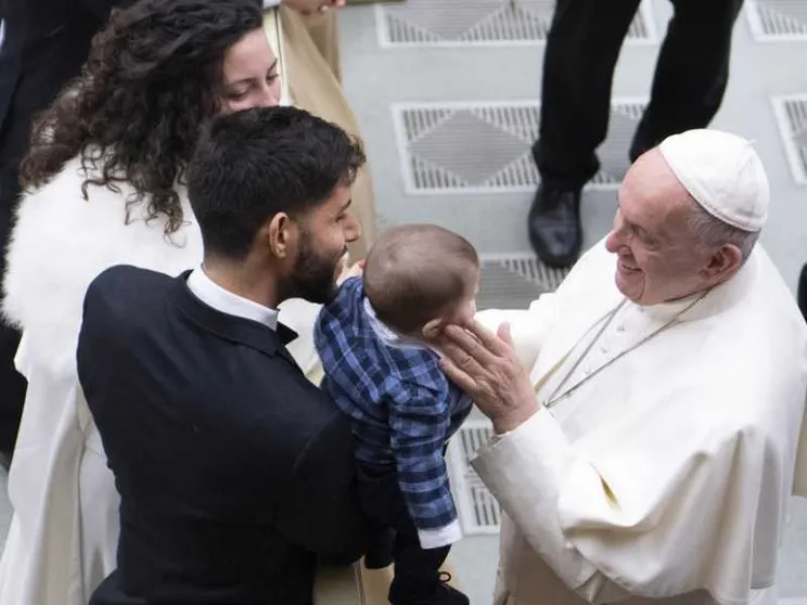 Francesco: la famiglia è forte se si apre alla vita / LA PREGHIERA