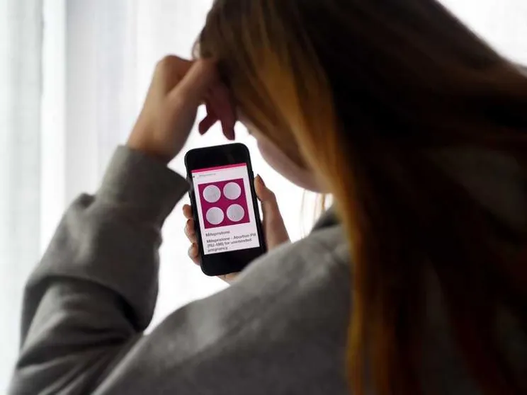 Smartphone, sfida ai genitori «Vietateli ai minori di 14 anni»