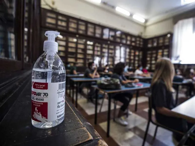 Scuola, con un positivo in classe lezioni in presenza (con tampone)