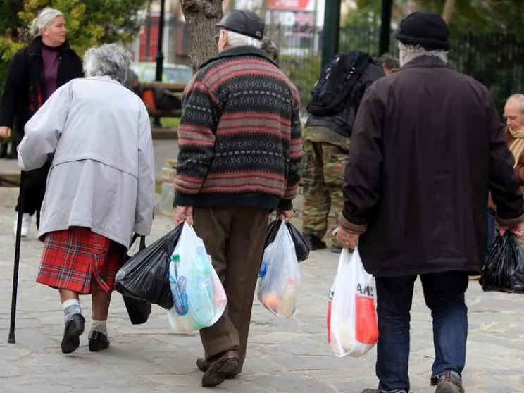 Duecento casse "lente" al supermercato contro la solitudine degli anziani