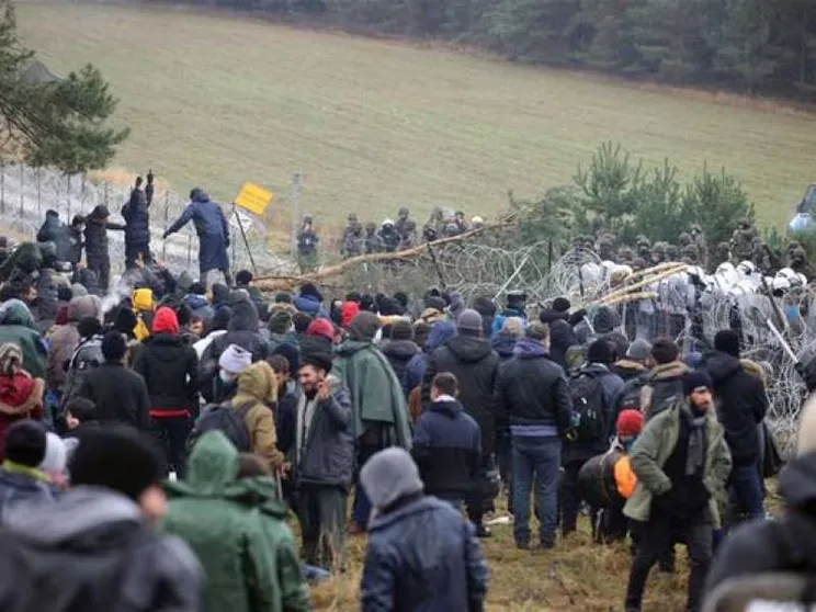 I profughi sfondano la barriera: 50 arresti in Polonia. Appello dei vescovi