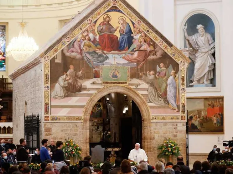 Il Papa: «Ai poveri sia restituita la parola»