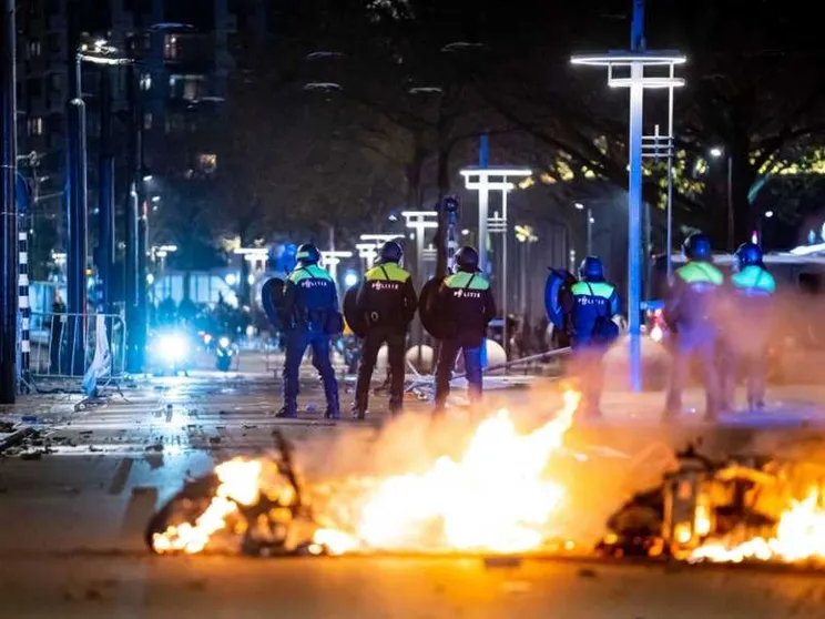 A Rotterdam notte di rivolta anti-lockdown: auto in fiamme, la polizia spara