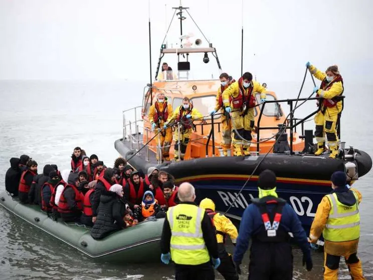 Naufragio nella Manica, una donna incinta e tre bambini tra le 27 vittime