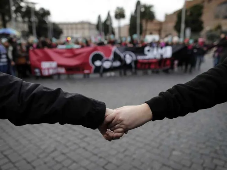 Violenza contro le donne, così tutto il paese protegge una mamma con i bambini