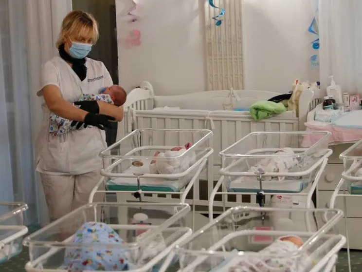 Milano, il Consiglio comunale non riesce a dire «no» alla maternità surrogata