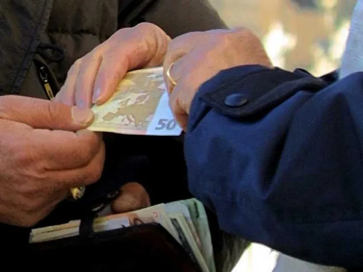 Dai poliziotti ai broker, ecco chi affoga nei debiti ed è vittima dell'usura
