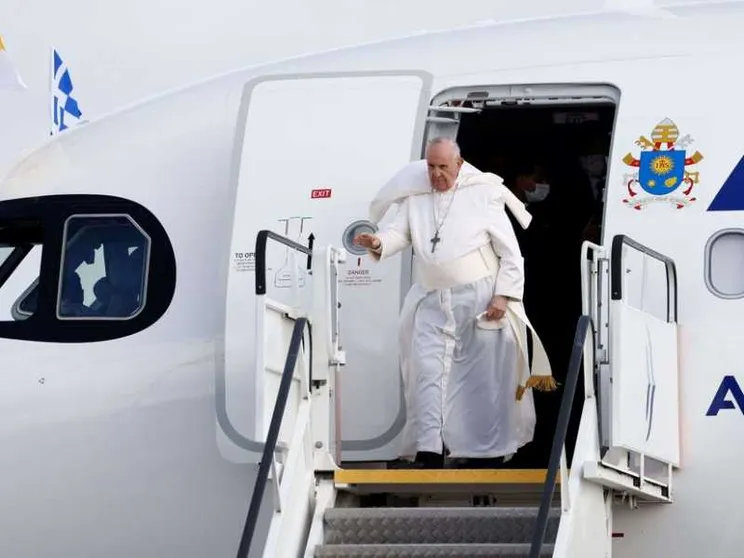 Papa Francesco viene accolto ad Atene